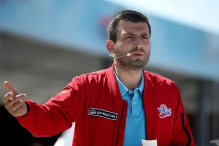 Selçuk Bayraktar özünün idarə etdiyi MiG-29 təyyarəsi ilə Bakı səmasında uçub