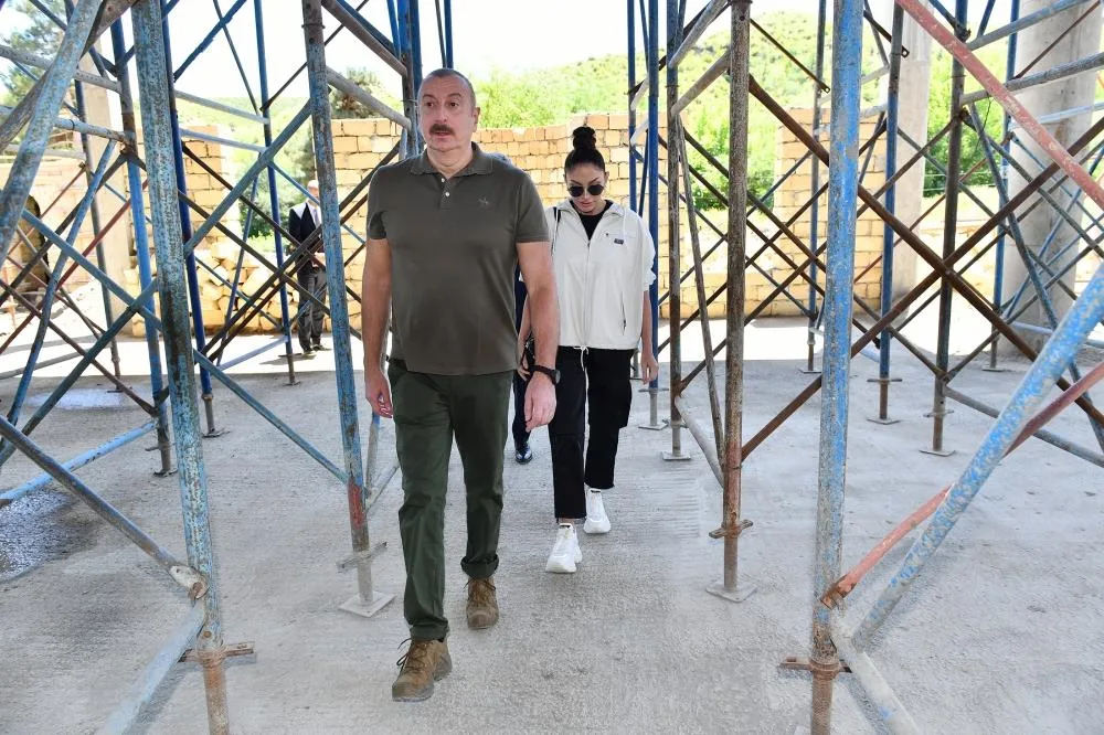 İlham Əliyev və xanımı Zəngilan məscidinin tikinti işləri ilə tanış oldular - -YENİLƏNİB