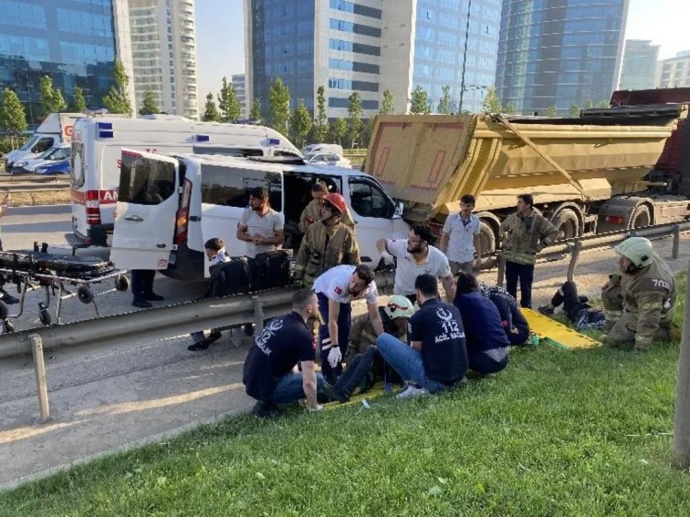 Türkiyədə inşaat işçilərini daşıyan mikroavtobus qəzaya uğradı: - 11 nəfər yaralandı
