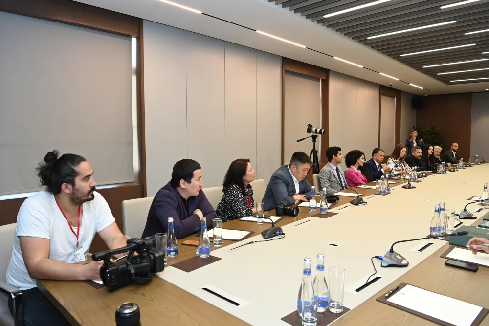 Ceyhun Bayramov Azərbaycan-Avropa Media Forumunun iştirakçıları ilə görüşdü - -FOTO
