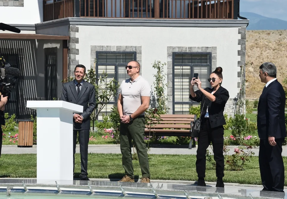 İlham Əliyev və Mehriban Əliyeva “Ağıllı kənd”in açılış mərasimində iştirak ediblər - YENİLƏNİB + FOTO