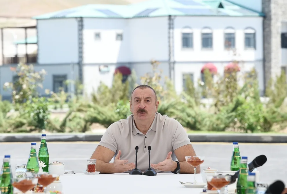 İlham Əliyev və Mehriban Əliyeva “Ağıllı kənd”in açılış mərasimində iştirak ediblər - YENİLƏNİB + FOTO