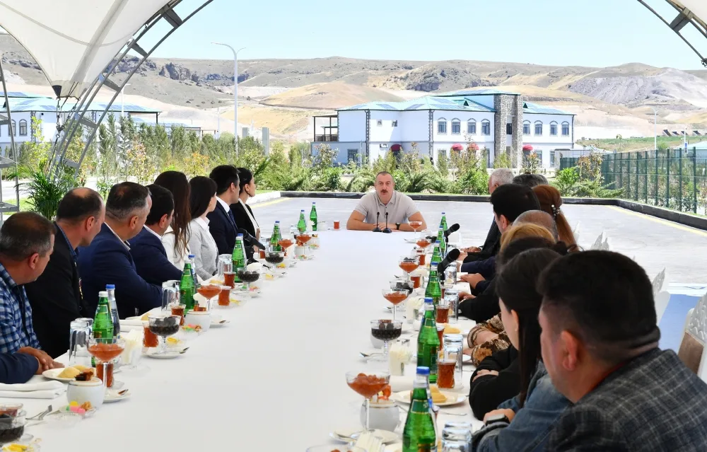 İlham Əliyev və Mehriban Əliyeva “Ağıllı kənd”in açılış mərasimində iştirak ediblər - YENİLƏNİB + FOTO
