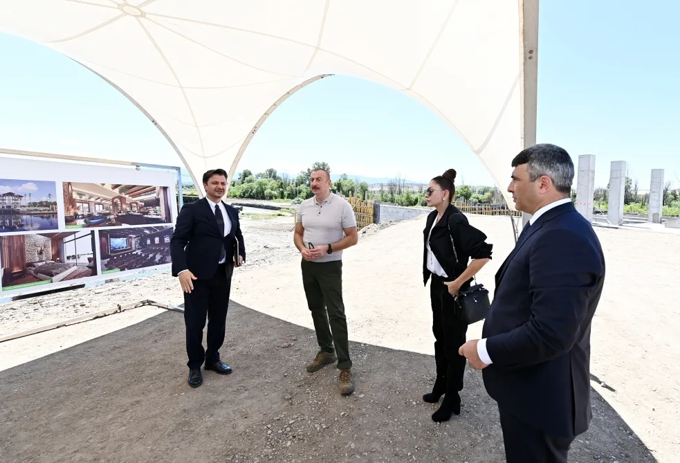 İlham Əliyev və Mehriban Əliyeva “Ağıllı kənd”in açılış mərasimində iştirak ediblər - YENİLƏNİB + FOTO