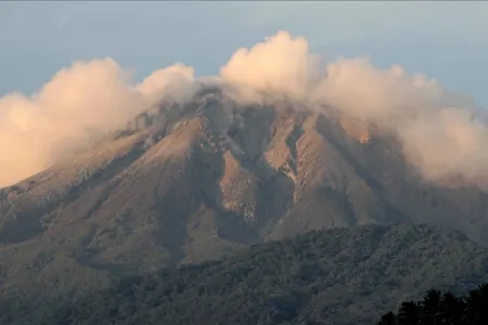 Filippində Bulusan vulkanının ətrafındakı evlər boşaldıldı