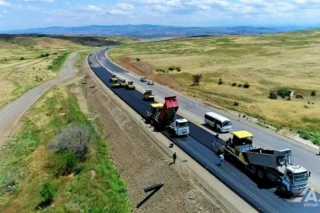 Şükürbəyli-Cəbrayıl-Hadrut yolunun 14 km hissəsində asfalt örtüyünün döşənməsi yekunlaşır - -FOTO