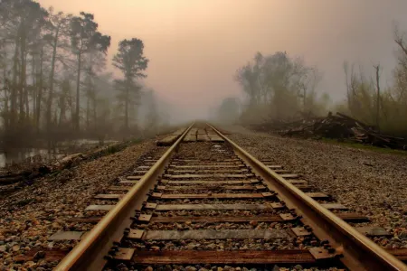Bolqarıstanda qatar dəmir yolu keçidində yük maşını ilə toqquşub