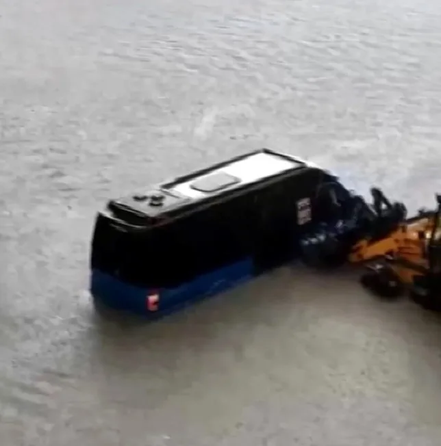Ankarada güclü yağış nəticəsində küçələri su basdı - -FOTO