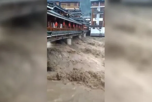 Çində daşqınlar can alır: 286 min insan təxliyə edildi - FOTO