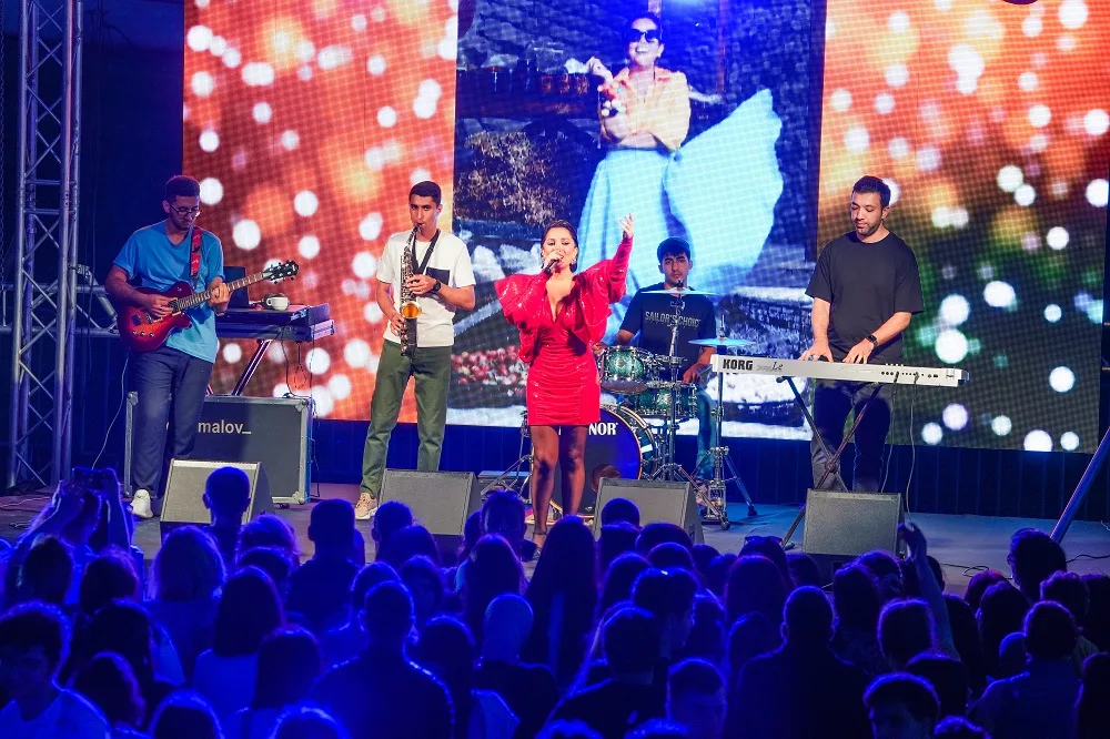 Əməkdar artist pandemiyadan sonra ilk dəfə xalq konsertində çıxış etdi - FOTOLAR