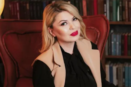 Tanınmış aparıcının əli sındı