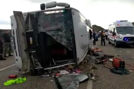 Türkiyədə turistləri daşıyan avtobus aşıb, 1 nəfər ölüb, 22 nəfər yaralanıb