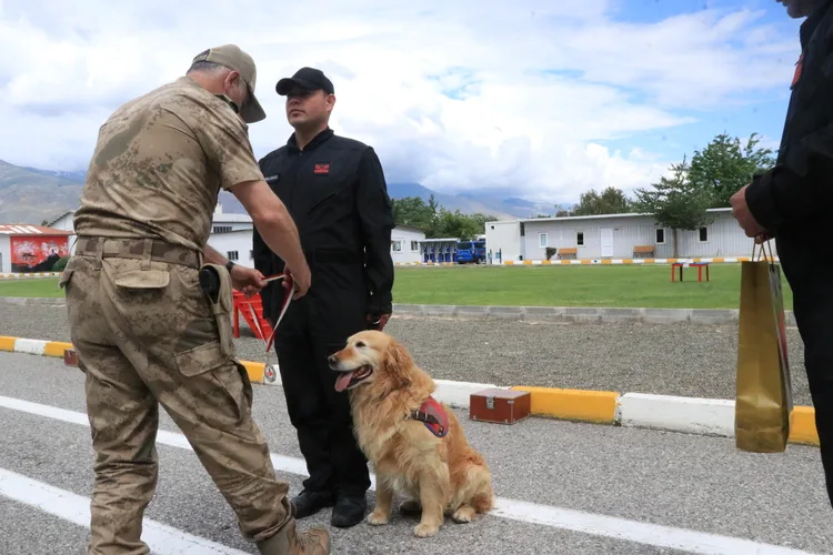 Polis iti medal alaraq təqaüdə çıxdı - -FOTO