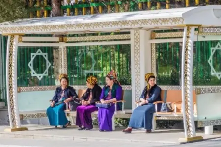 Türkmənistanda kosmetik vasitələrdən istifadə qadağa olunur