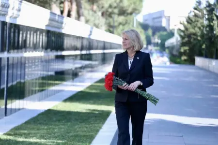ABŞ dövlət katibinin köməkçisi Şəhidlər Xiyabanını ziyarət etdi