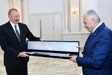 İlham Əliyevə İstanbul fatehinin qılıncının eynisi hədiyyə olundu