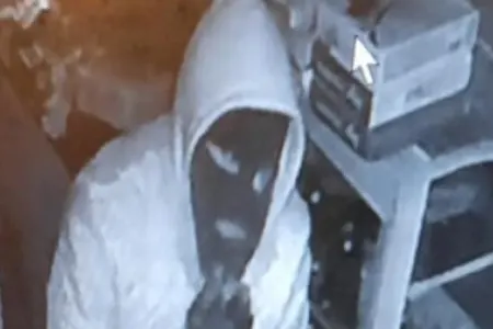 Maska taxıb mağazadan 10 minlik oğurluq etdi - FOTO