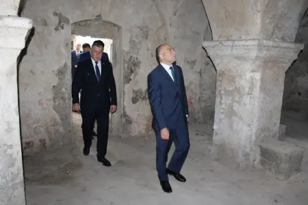 Mədəniyyət naziri Sabirabadda tarixi tikiliyə baxış keçirdi - FOTO