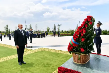 İlham Əliyev Daşkənddə Müstəqillik abidəsini ziyarət etdi - YENİLƏNİB - FOTO