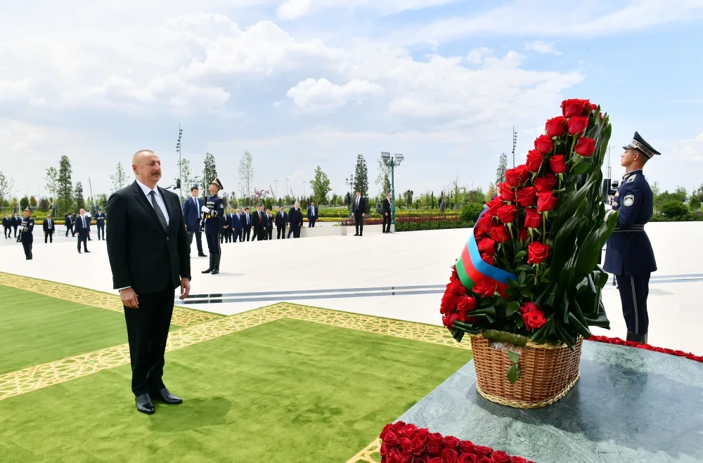 İlham Əliyev Daşkənddə Müstəqillik abidəsini ziyarət etdi - YENİLƏNİB - FOTO