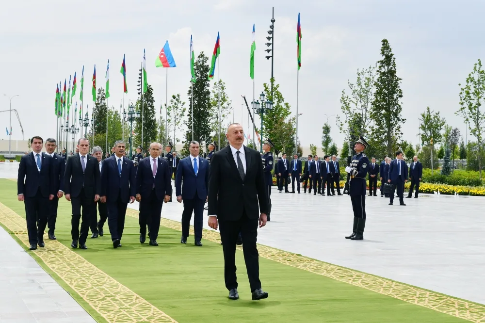 İlham Əliyev Daşkənddə Müstəqillik abidəsini ziyarət etdi - YENİLƏNİB - FOTO