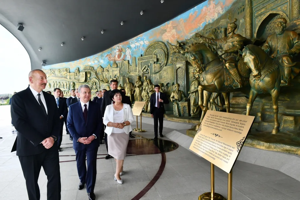 İlham Əliyev Daşkənddə Müstəqillik abidəsini ziyarət etdi - YENİLƏNİB - FOTO