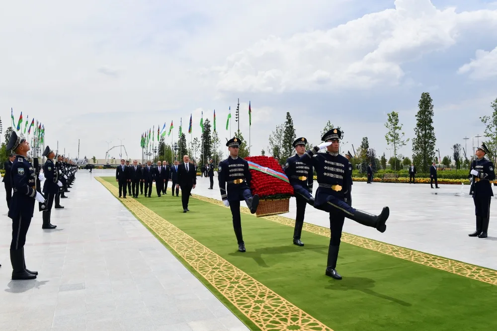 İlham Əliyev Daşkənddə Müstəqillik abidəsini ziyarət etdi - YENİLƏNİB - FOTO