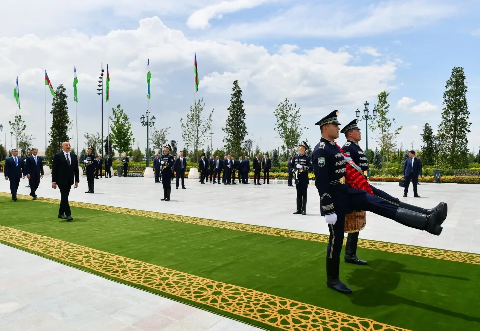 İlham Əliyev Daşkənddə Müstəqillik abidəsini ziyarət etdi - YENİLƏNİB - FOTO