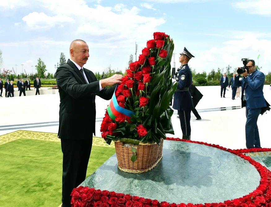 İlham Əliyev Daşkənddə Müstəqillik abidəsini ziyarət etdi - YENİLƏNİB - FOTO