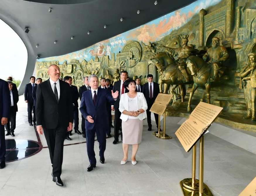 İlham Əliyev Daşkənddə Müstəqillik abidəsini ziyarət etdi - YENİLƏNİB - FOTO