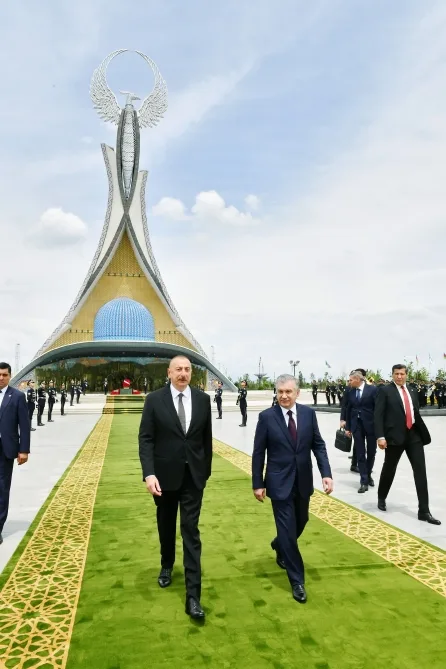 İlham Əliyev Daşkənddə Müstəqillik abidəsini ziyarət etdi - YENİLƏNİB - FOTO