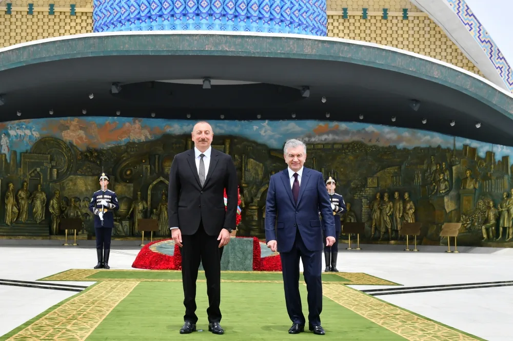 İlham Əliyev Daşkənddə Müstəqillik abidəsini ziyarət etdi - YENİLƏNİB - FOTO