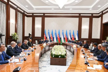 İlham Əliyevlə Şavkat Mirziyoyev arasında geniş tərkibdə görüş olub