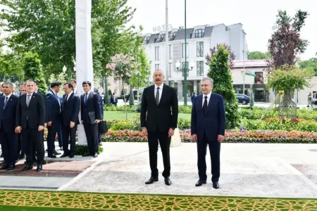 Özbəkistan Prezidenti Füzulinin əlyazmalarından birini İlham Əliyevə hədiyyə edib