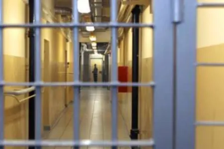 Şəkidəki həbsxanada insident – Məhbus qarnına biz soxdu