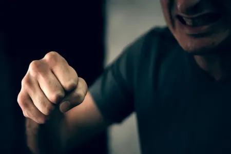 Çarpayısında icazəsiz yatdı, vəhşicəsinə döyüb xəsarətlər yetirdi