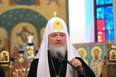 Rusiyanın patriarxı Kirill kilsədə mərasim zamanı yıxıldı