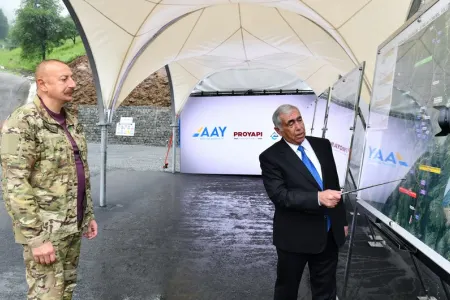 Prezident Toğanalı-Kəlbəcər avtomobil yolunda inşa edilən iki tunelin tikintisi ilə tanış oldu