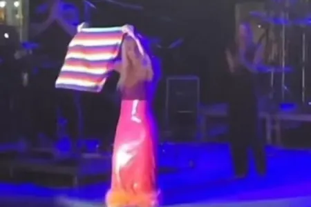 Bu məşhur səhnəyə LGBT bayrağı ilə çıxdı, izləyicilər zalı tərk etdi - VİDEO