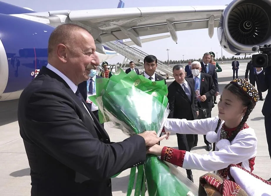 İlham Əliyev Türkmənistana getdi - FOTO