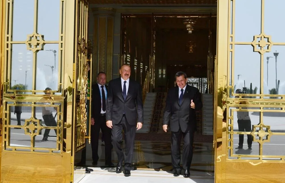 İlham Əliyev Türkmənistana getdi - FOTO