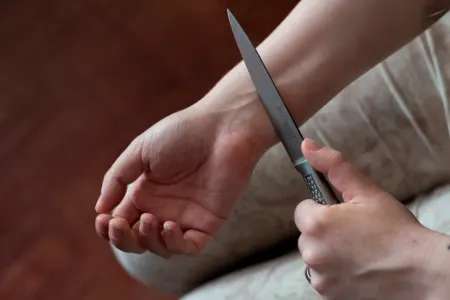 Sumqayıtda 39 yaşlı qadın özünü doğradı