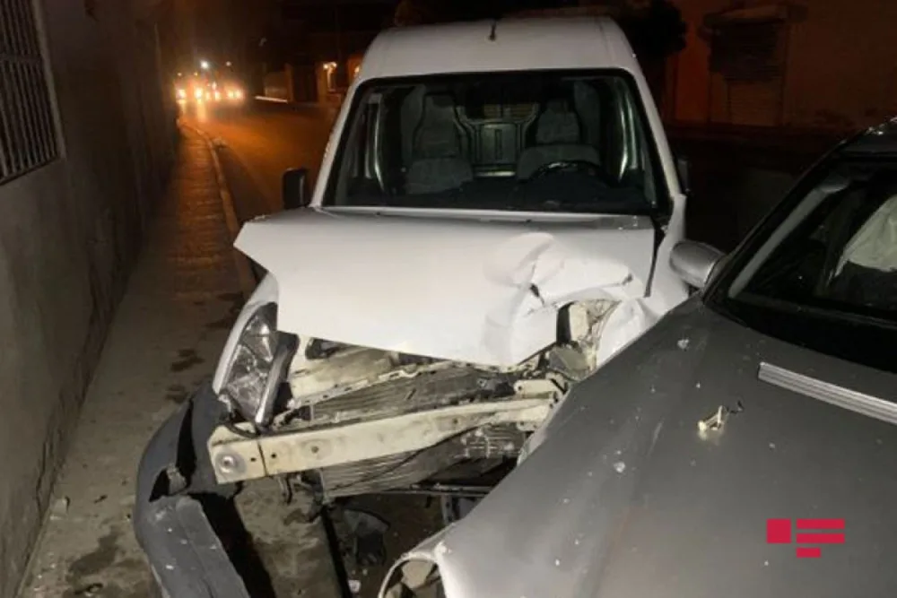 Bakıda iki avtomobil toqquşub, xəsarət alan var - FOTO