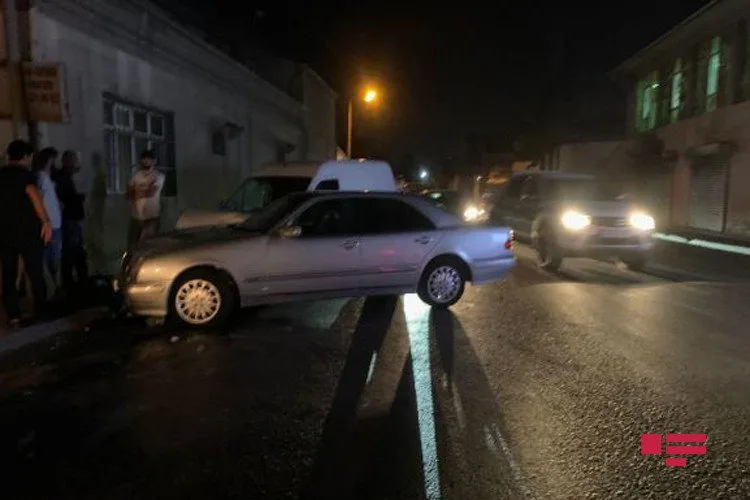 Bakıda iki avtomobil toqquşub, xəsarət alan var - FOTO