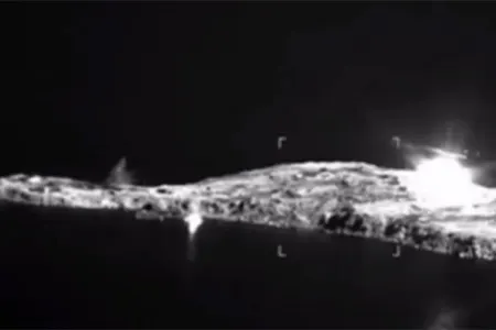 Rusiya İlan adasını fosfor bombaları ilə vurdu - VİDEO
