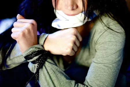 19 yaşlı qadın ona işgəncə verən ərindən polisə şikayət etdi