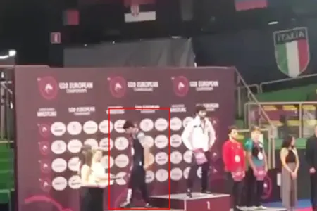 Ermənistan himninə görə kürsünü tərk edən güləşçimizin medalı alındı - FOTO/VİDEO