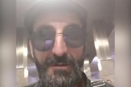 Bakı metrosunda əlində balta ilə gəzən şəxs qorxu saçır - VİDEO