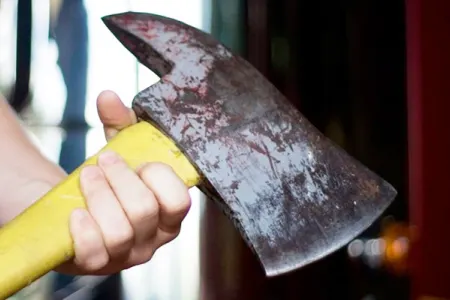 Nisyə siqaret vermədiyi üçün qadını mağazasında baltaladı