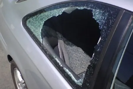 “Embawood”un xanım menecerinə qarşı cinayət: - Gözünün önündə maşınının şüşəsini sındırıb...